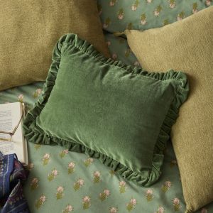 Housse de coussin volantée en velours ras