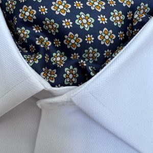 Ascot bleu marine motifs fleurs blanches