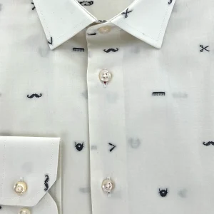 Chemise cintrée en twill écru à motifs