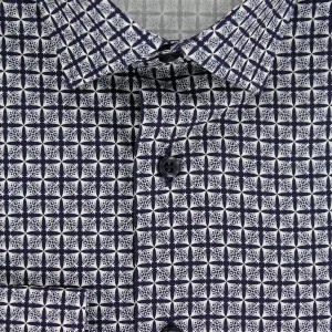 Chemise cintrée bleu marine à motifs