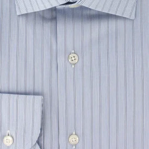 Chemise cintrée bleu ciel à rayures bleu marine