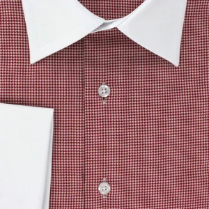 Chemise rouge col et poignets mousquetaires blancs