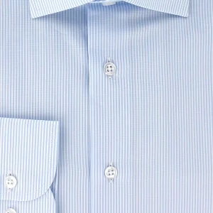 Chemise bleu ciel à fines rayures