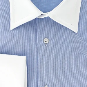 Chemise en piqué de coton bleu ciel col et poignets mousquetaires blancs