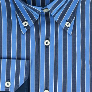 Chemise cintrée col bouton à rayures bâton bleues