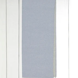 écharpe frangée en cachemire double-face bleu ciel sur gris clair