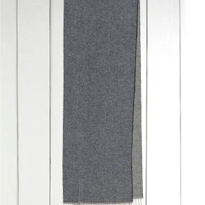 écharpe frangée en cachemire double-face indigo sur chiné gris