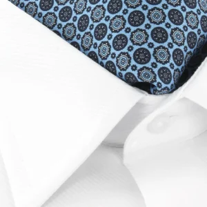 Ascot bleu ciel à motifs rosace