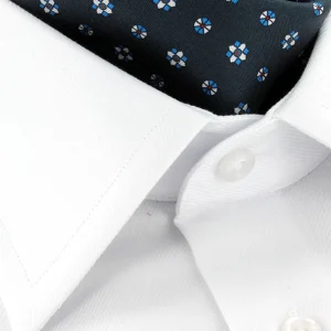Foulard ascot homme en soie bleu marine à motif géométrique blanc et rouge